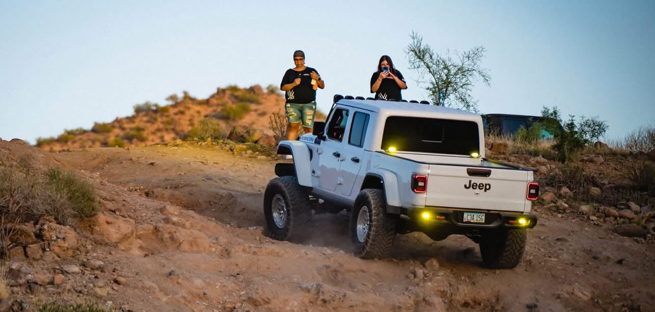 jeep gladiator running t2 chase lights and cavalier lighting gladiator chase light kit